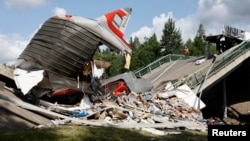 Urmările prăbușirii unui pod și ale deraierii unui tren în regiunea Briansk din Rusia.