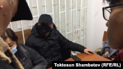Райымбек Матраимов (в черной маске) в суде.