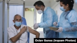 Valeriu Gheoghiță a vaccinat primul pacient cu doza a treia, dar printre primii beneficiari se numără și reprezentanți ai Guvernului. 