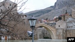 Reka Neretva protiče kroz Mostar, arhivska fotografija