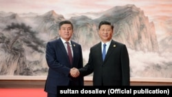 Bivši predsjednik Kirgistana Soronbaj Ženbekov i kineski predsjednik Si Đinping sastali su se na marginama samita Šangajske organizacije za saradnju u Kingdau u junu 2018. godine.