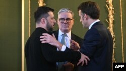 Ukrajinski predsjednik Volodimir Zelenski, britanski premijer Keir Starmer i francuski predsjednik Emmanuel Macron nakon sastanka tokom samita u Lancaster House, London, 2. marta 2025. godine.