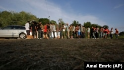 Izbjeglice i migranti u Velikoj Kladuši čekaju u redu za hranu