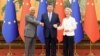 Președintele Chinei, Xi Jinping (c), s-a întâlnit la Beijing cu președinta Comisiei Europene, Ursula von der Leyen (d), și cu președintele Consiliului European, António Costa (s).