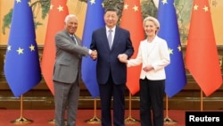 Președintele Chinei, Xi Jinping (c), s-a întâlnit la Beijing cu președinta Comisiei Europene, Ursula von der Leyen (d), și cu președintele Consiliului European, António Costa (s).