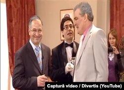 În stânga, Cristi Grețcu, alias Ion Iliescu, alături de colegii care îi jucau pe Victor Ponta și Adrian Năstase, într-o emisiune din anii 2000.