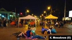 По информация на БНР трима души са били арестувани.