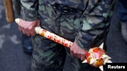 Пророссийский активист и его необычное вооружение. Луганск, 29 апреля