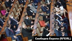 Депутатите гласуваха на две групи с цел да се избегне струпването на много хора