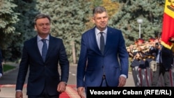 Premierul moldovean Dorin Recean și Marcel Ciolacu, în octombrie 2024. 