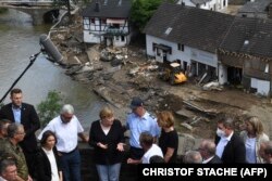 Angela Merkel német kancellár az árvíz sújtotta területeken, a nyugat-németországi Schuldban, 2021. július 18-án.