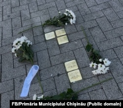 Cinci plăci comemorative dedicate victimelor Holocaustului au fost instalate pe 23 iulie, în centrul Chișinăului. Plăcile sunt integrate în trotuar, lângă ultimele locuințe cunoscute ale victimelor, și păstrează vie memoria celor care au fost deportați sau uciși