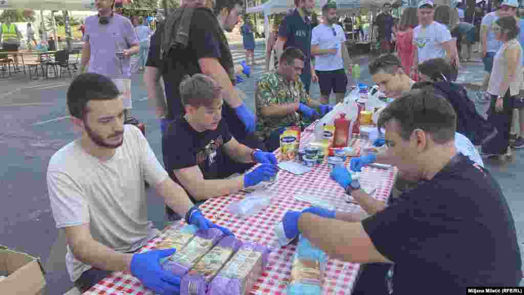 Student Mašinskog fakulteta Strahinja (levo) kaže je ideja iza ove akcije da rade na zajedništvu. "Svi zajedno radimo, svi zajedno jedemo. Nema šta, dok se prave, nema jela, kad se naprave svi, onda tek može da se jede", kaže on.