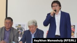 Жанболат Мамай выступает на слушаниях против создания Евразийского экономического союза. Алматы, 22 мая 2014 года. 