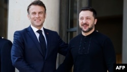 Președintele Franței, Emmanuel Macron, îl primește pe președintele Ucrainei, Volodimir Zelenski, la summitul coaliției statelor care vor să ajute Ucraina.