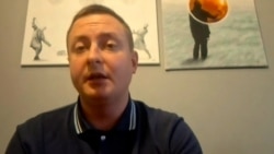 Un artist din Belarus spune că farsa cu pălăria din folie de aluminiu testează răspândirea fascismului în societatea rusă