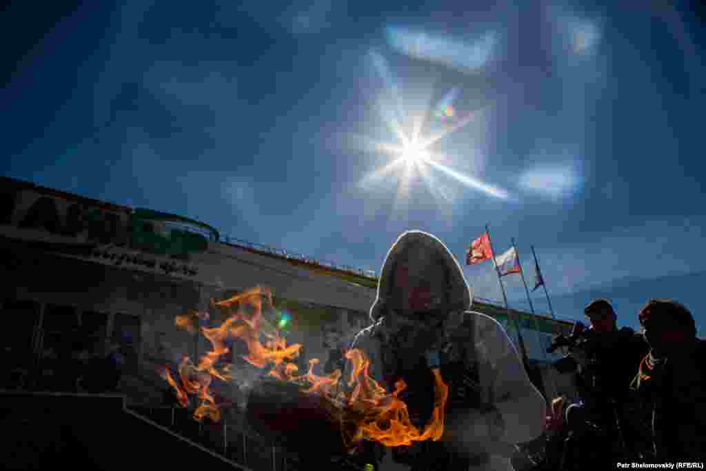 Перед единственной в городе ледовой ареной, которую в народе называют &quot;дворцом&quot;, развели костер