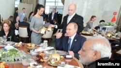 Евгений Пригожин кормит глав государств БРИКС (встреча в узком составе), 2015 год.