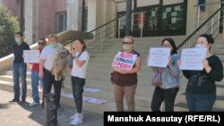 Участники пикета против принудительных выселений по «незаконным судебным решениям». Алматы, 21 сентября 2021 года