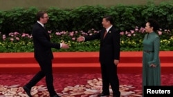 Kineski predsednik Si Jinping sa suprugom pozdravlja premijera Srbije Aleksndra Vučića 