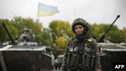 Українська військова поблизу селища Луганське, 24 вересня 2014 року