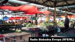 Пазар во Битола. Пазарџиите чувствуваат последици од грчката финансиска криза која им го преполови прометот. 