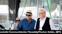 Orbán Viktor miniszterelnök (k) előadása előtt az erdélyi Tusnádfürdőn 2025. július 26-án. Mellette Tőkés László(j) és Németh Zsolt