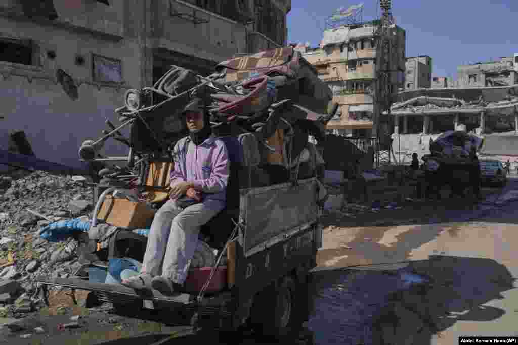 Një tjetër familje palestineze duke u zhvendosur përsëri, më 28 gusht.