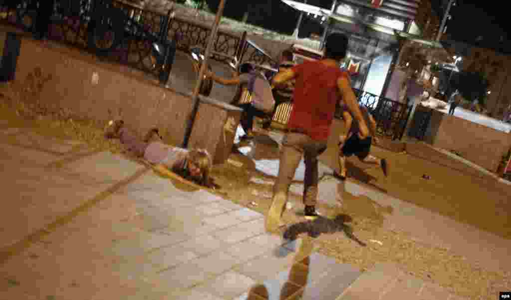 სტამბოლის ტაქსიმის მოედანს დაბალ სიმაღლეზე გადაუფრინეს ავიაგამანადგურებლებმა, ხალხი თავშესაფარს ეძებს.