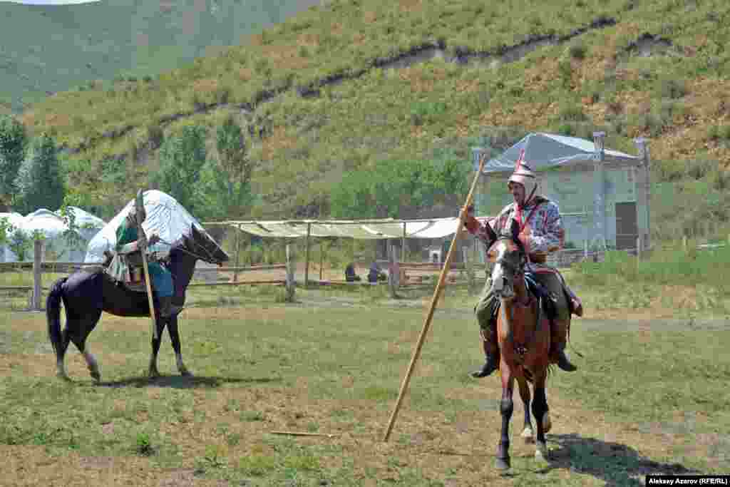 Саки использовали в боевых действиях и копья с железными наконечниками. На показательных выступлениях в целях безопасности зрителей разрешается использовать копья исключительно из дерева.