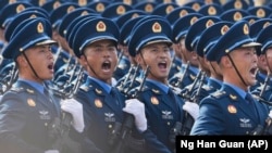 Kínai katonák a japán második világháborús kapitulációjának 80. évfordulója alkalmából rendezett parádén a pekingi Tienanmen kapu előtt, 2025. szeptember 3-án