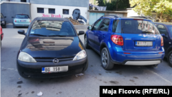 Një veturë me targa të Beogradit ka letër ngjitëse, ndërkaq një veturë me targa të Nishit nuk i ka të mbuluara me letër ngjitëse simbolet shtetërore. Mitrovicë e Veriut, 4 tetor 2021. 