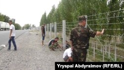 Работы по возведению ограждений на кыргызско-узбекской границе в селе Таш-Добо Джалал-Абадской области, 23 сентября 2013 года.