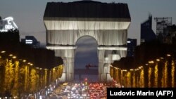 A bolgár művész halála után unokaöccse vezényelte le a párizsi Diadalív becsomagolását