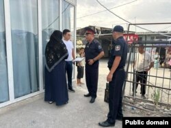 Zyrtarë policorë në Xhalal-Abat gjatë fushatës kundër nikabit.