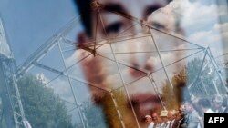 Fotografia e një burri të zhdukur gjatë luftës në Kosovë, në një ceremoni për shënimin e Ditës Ndërkombëtare të Personave të Zhdukur, në pikëkalimin kufitar mes Kosovës dhe Serbisë, Merdar, 30 gusht 2016.