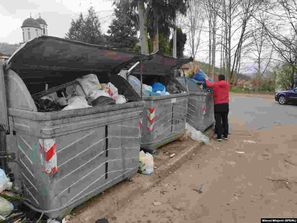 Jedan od mještana naselja Starčevica (ime poznato redakciji), naveo je da je problema sa odvozom smeća na pojedinim lokacijama bilo i ranije, ali da je sada situacija kulminirala."Vidite da ovdje imamo problem i sa krupnim otpadom koji ljudi donose, a niko to ne nosi odavdje. Vjetar, psi, sve to polako raznosi", ispričao je ovaj mještanin za RSE.