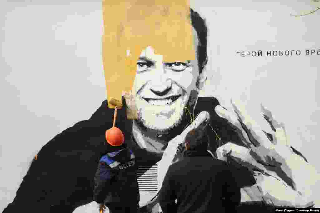 Неколкумина коментираа на Твитер дека полицијата постапила побрзо во врска со муралот отколку што постапува за насилни злосторства.