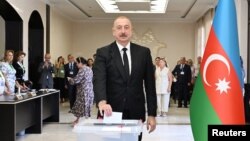 Azerbejdžanski predsjednik Ilham Alijev ubacuje glasački listić na biralištu u Bakuu, 1. septembra 2024.