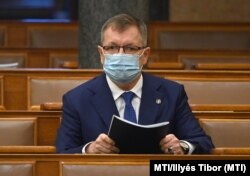 Matolcsy György az Országgyűlés plenáris ülésén 2020. december 16-án.