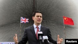 Дејвид Милибанд на прес конференција во Шангај