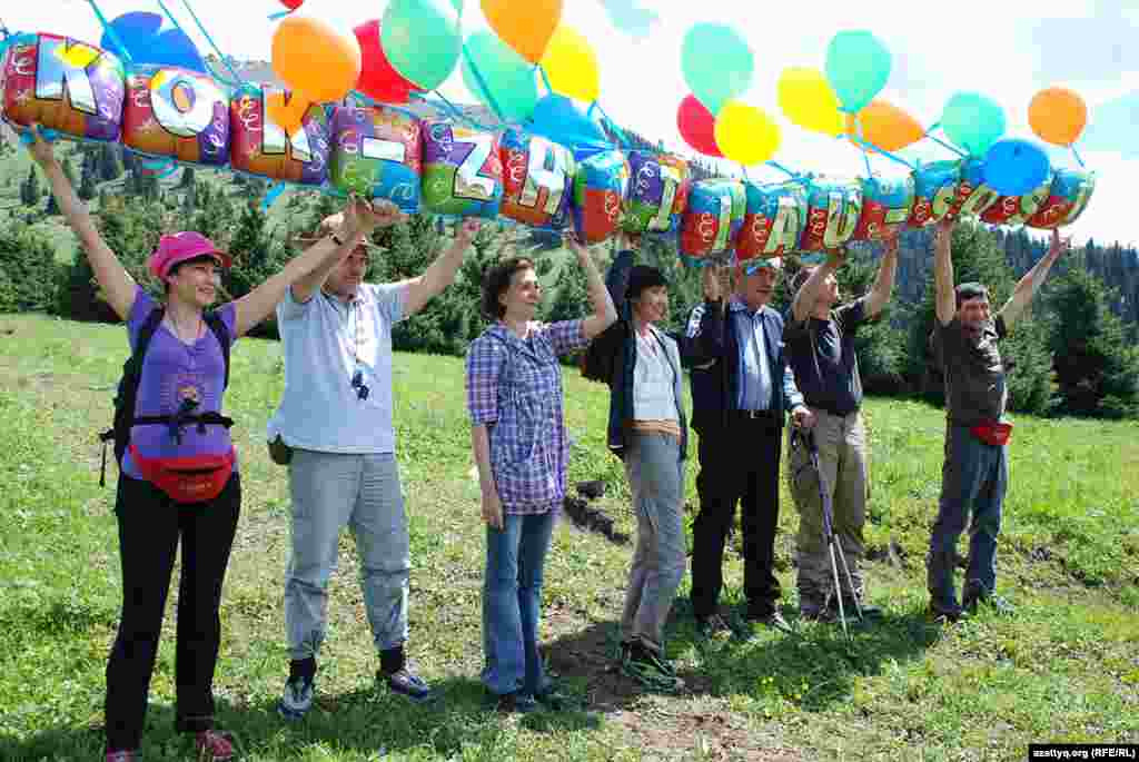 Растяжку с надписью &laquo;Kok-Zhailau-SOS&raquo; хотели запустить в небо. Но&nbsp;подъемный силы наполненных гелием воздушных шариков не хватило.&nbsp;Поэтому решили раздать оставшиеся шарики присутствующим, а растяжку&nbsp;разместить где-нибудь в людном месте. Народ&nbsp;после акции спускался пешком, некоторые участники акции попали в грозу, и спуск по размытой ливнем тропе был близок к&nbsp;экстремальному.