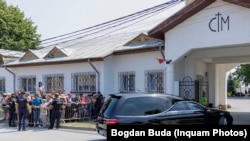 Zeci de oameni au așteptat la Cimitirul Ghencea cortegiul funerar care a venit de la Palatul Cotroceni.