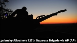 Украинский военный готовится к отражению атаки беспилотников. Иллюстративная фотография