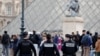 Френски полицаи патрулират близо до стъклената пирамида на Лувъра, 20 октомври 2025 г.