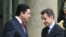 Президент Франции Николя Саркози приветствует своего туркменского коллегу Гурбангулы Бердымухамедова в Елисейском дворце. Париж, 1 февраля 2010 года. 