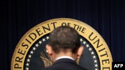 Президент США Барак Обама в первый рабочий день в своем офисе. Вашингтон, 21 января 2009 года. 