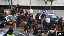 Policia i largon protestuesit nga rrugët e Los Anxhelosit pas hyrjes në fuqi të orës policore, 10 qershor.