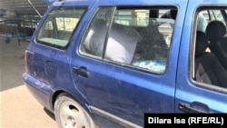 Мужчина укладывает в машину тело умершего