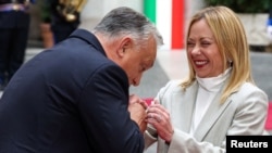 Италианската министър-председателка Джорджия Мелони поздравява унгарския премиер Виктор Орбан в двореца Киги, Рим, Италия, 27 октомври 2025 г.